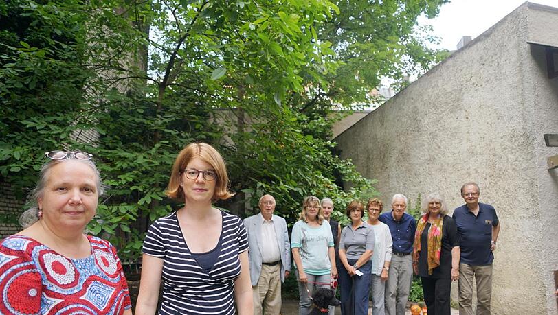 Die Anwohner (v.l.): Maria Sauer, Andrea Ebner, Oskar Haider, Evelyne Menges, Bettina Schopis, Christine Schwarz, Annemarie Ehling, Klaus Uhlmann, Hans Parfuß, Almut Grosse-Parfuß. Die Anwohner (v.l.): Maria Sauer, Andrea Ebner, Oskar Haider, Evelyne Menges, Bettina Schopis, Christine Schwarz, Annemarie Ehling, Klaus Uhlmann, Hans Parfuß, Almut Grosse-Parfuß.