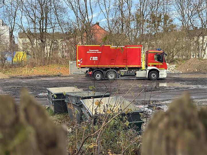 Die Fliegerbombe liegt derzeit unversehrt in einer Tiefe von 1,20 Metern im Erdreich und wurde bereits vom Kampfmittelräumdienst begutachtet.