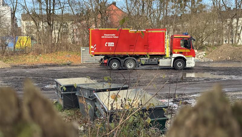 Die Fliegerbombe liegt derzeit unversehrt in einer Tiefe von 1,20 Metern im Erdreich und wurde bereits vom Kampfmittelräumdienst begutachtet. Die Fliegerbombe liegt derzeit unversehrt in einer Tiefe von 1,20 Metern im Erdreich und wurde bereits vom Kampfmittelräumdienst begutachtet.