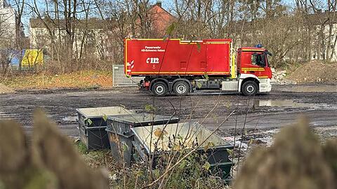 Die Fliegerbombe liegt derzeit unversehrt in einer Tiefe von 1,20 Metern im Erdreich und wurde bereits vom Kampfmittelräumdienst begutachtet.