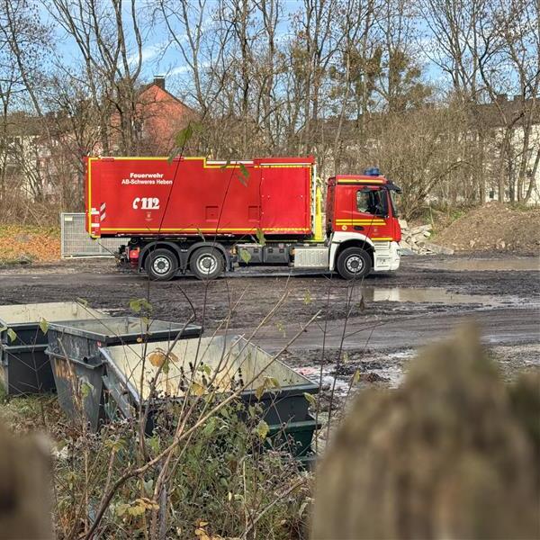 Die Fliegerbombe liegt derzeit unversehrt in einer Tiefe von 1,20 Metern im Erdreich und wurde bereits vom Kampfmittelräumdienst begutachtet.