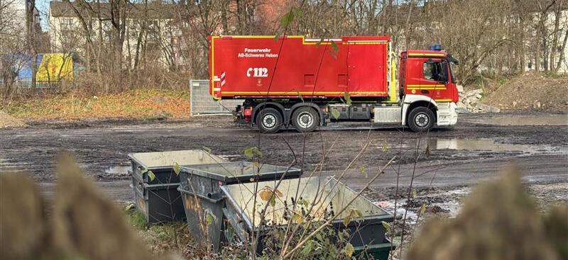 Die Fliegerbombe liegt derzeit unversehrt in einer Tiefe von 1,20 Metern im Erdreich und wurde bereits vom Kampfmittelräumdienst begutachtet.