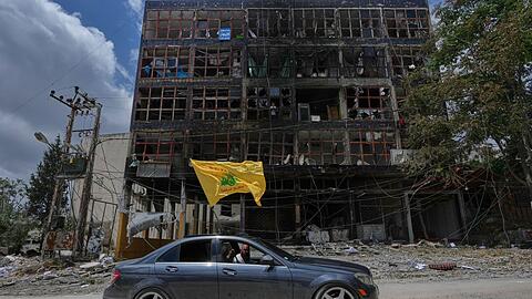 Mann mit Hisbollah-Flagge in der Stadt Nabatija im S&uuml;dlibanon. (Archivbild)