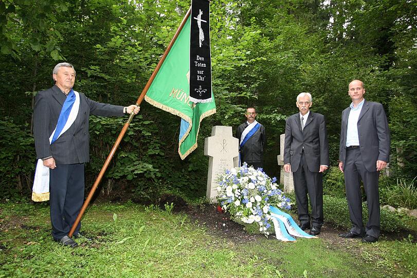 Kranzniederlegung für das älteste Löwenmitglied Fritz Gress durch Präsident Dieter Schneider und  Fussballabteilungsleiter Robert Reisinger am Sollner Waldfriedhof. Die Bilder