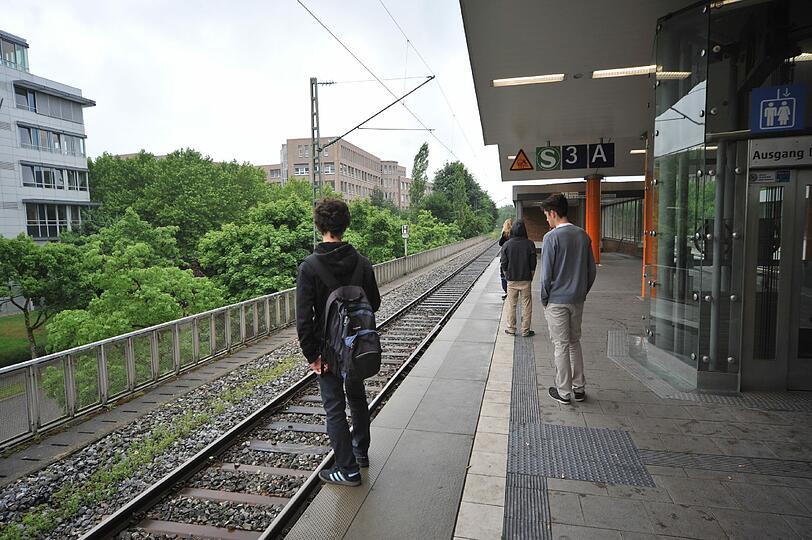 Neuperlach Süd: Erneut ist ein Teenager in München von einer S-Bahn erfasst und getötet worden. Der 18-Jährige starb noch auf dem Bahnsteig an seinen schweren Kopfverletzungen.