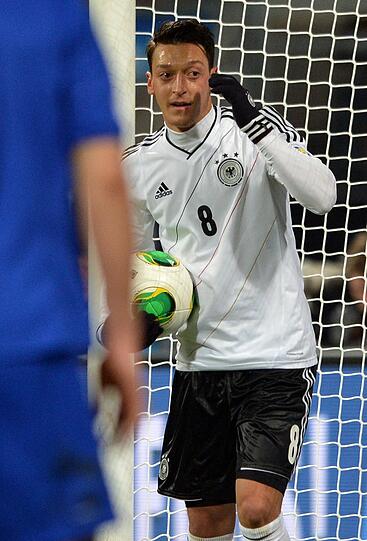 MESUT ÖZIL NOTE 3: Vor Anpfiff als &bdquo;Nationalspieler des Jahres 2012&ldquo; geehrt. Im Spiel der perfekte Vorbereiter, zwei gingen auf sein Konto. Ließ später ziemlich nach.