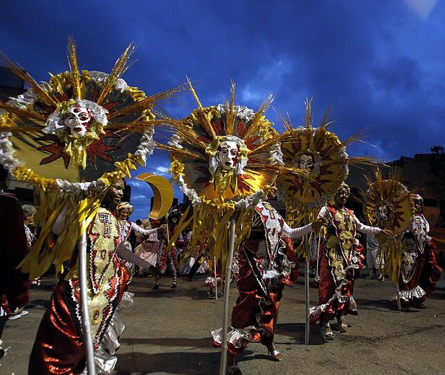 Die beeindruckenden Choreographien bei den Umzügen in Montevideo in Uruguay stehen den Faschingskönigen in Brasilien um nichts nach.