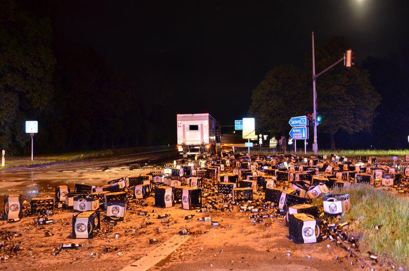 Der Bierlaster verlor 250 Kisten.