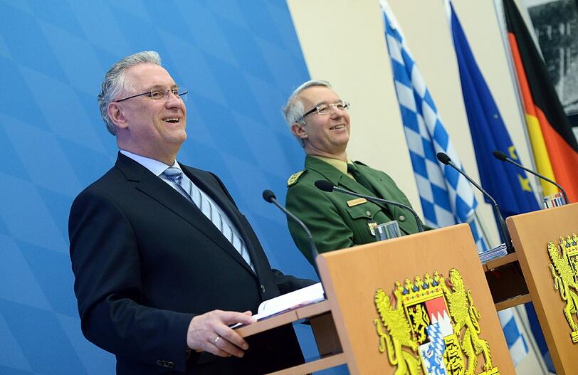 Der bayerische Innenminister Joachim Herrmann (CSU, l.) und Polizeipräsident Wilhelm Schmidbauer.