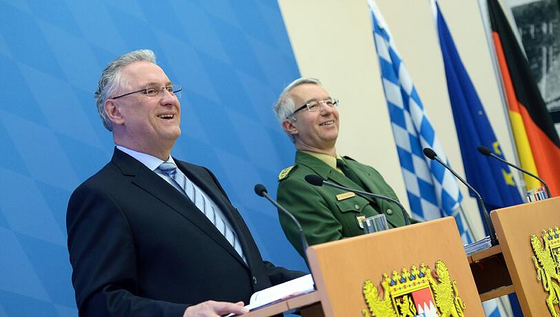 Der bayerische Innenminister Joachim Herrmann (CSU, l.) und Polizeipräsident Wilhelm Schmidbauer. Der bayerische Innenminister Joachim Herrmann (CSU, l.) und Polizeipräsident Wilhelm Schmidbauer.