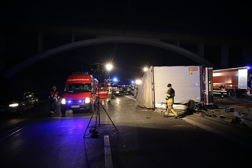 Ein mit Reifen beladener Lastwagen durchbrach am Donnerstag die Mittelleitplanke der A9 nahe des Autobahndreiecks Bayreuth/Kulmbach. Der Fahrer erlag noch am Unfallort seinen Verletzungen.
