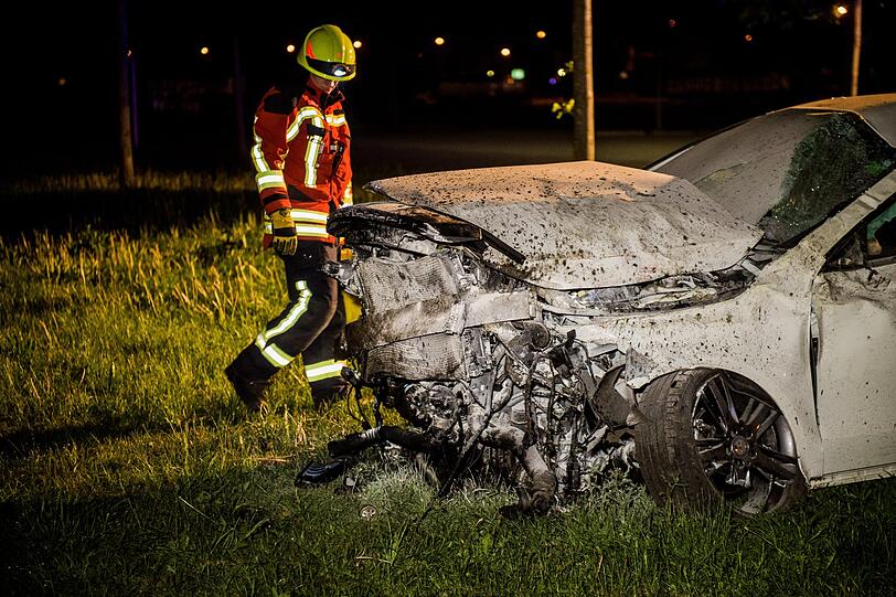 Ein 47-Jähriger flüchtet mit seinem Mercedes CLA vor einer Polizeikontrolle, übersieht einen Kreisverkehr und wird rund 40 Meter durch die Luft geschleudert. Die Bilder vom Einsatz