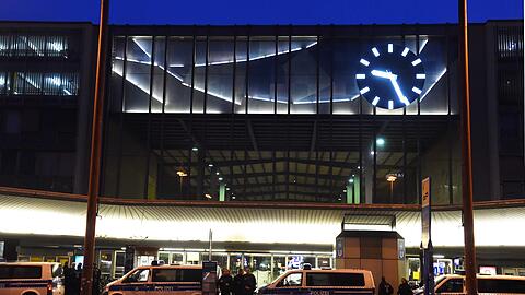 Ein Polizeieinsatz am abendlichen Hauptbahnhof. (Archivbild)
