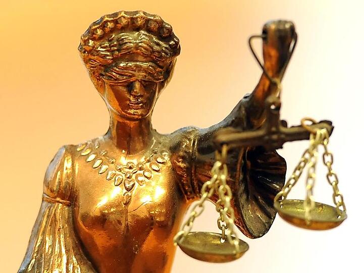 Eine goldfarbene Justitia-Figur. Foto: Britta Pedersen/zb/dpa