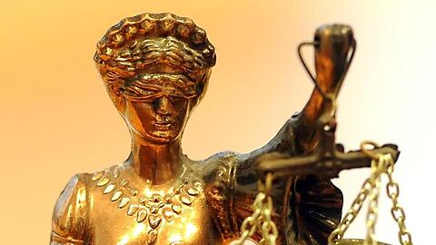 Eine goldfarbene Justitia-Figur. Foto: Britta Pedersen/zb/dpa