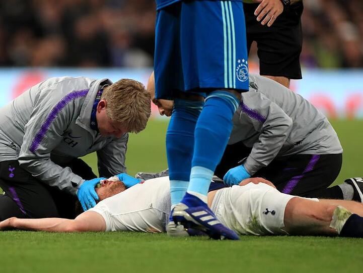 Tottenhams Jan Vertonghen wird nach einem Zusammenstoß behandelt und muss später ausgewechselt werden.