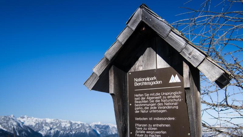 Ein Schild mit der Aufschrift "Nationalpark Berchtesgaden" auf dem Jenner-Berg bei Schönau am Königssee (Bayern).