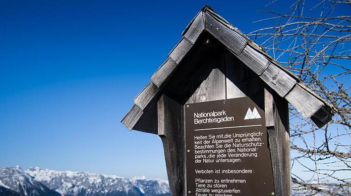 Ein Schild mit der Aufschrift "Nationalpark Berchtesgaden" auf dem Jenner-Berg bei Schönau am Königssee (Bayern).