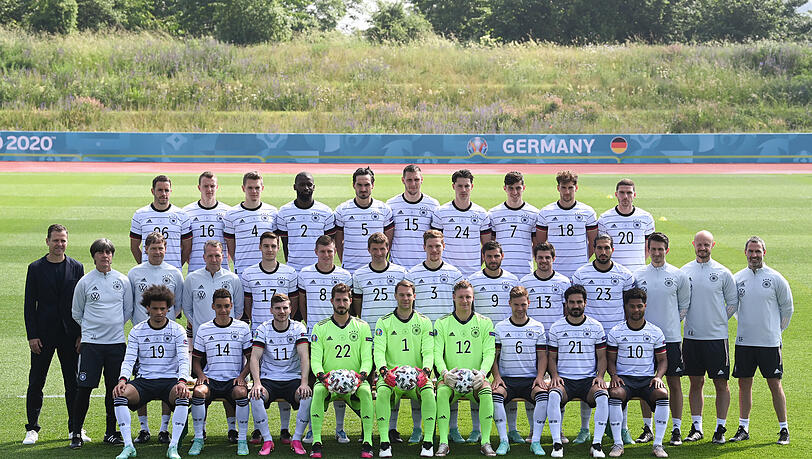 Nationalmannschaft Deutschland, Training im Adi-Dassler-Stadion. Das Team stellt sich zum Mannschaftsfoto.