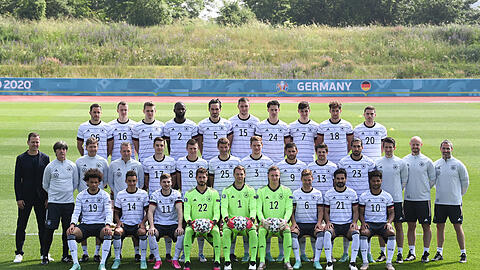 Nationalmannschaft Deutschland, Training im Adi-Dassler-Stadion. Das Team stellt sich zum Mannschaftsfoto.