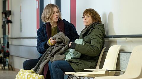 "Emma - Der Usedom-Krimi": Ellen Norgaard (Rikke Lylloff, l.) kommt mit trockenen Sachen für Karin Lossow (Katrin Sass) in die Notaufnahme.
