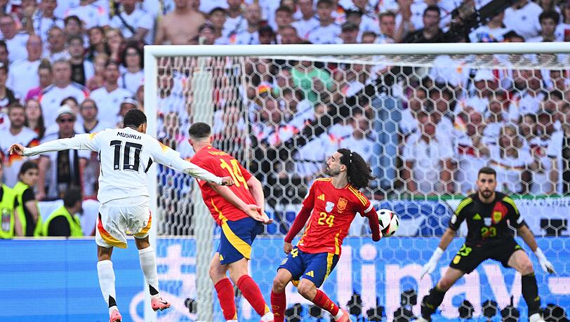 Handspiel, aber kein Elfmeter: Jamal Musiala schießt, Marc Cucurella wehrt den Ball mit der Hand ab.