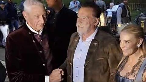 Arnold Schwarzenegger mit Freundin bei seiner Ankunft im Marstall-Festzelt. Wirt Siegfried Able freut sich über den Promi-Besuch.