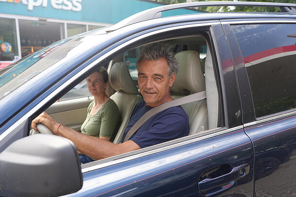 Martin Ludwig hat am Dienstagvormittag gleich zwei Autos vollgetankt.