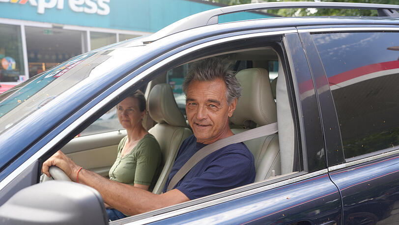 Martin Ludwig hat am Dienstagvormittag gleich zwei Autos vollgetankt.