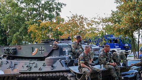 Die Bundeswehr unterst&uuml;tzt bei der Brandbek&auml;mpfung.