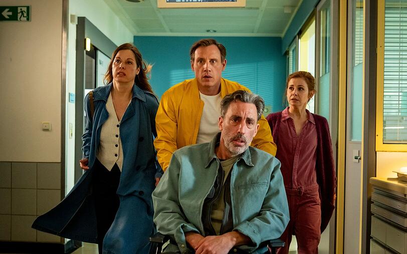 Hanne (Sandrine Mittelstädt, links) ist in großer Sorge um ihren kranken Mann Jens Möller (Alexander Schubert, vorne). Können Dr. Neiss (Patrick Kalupa) und Charlie (Josefine Preuß) ihm helfen? Hanne (Sandrine Mittelstädt, links) ist in großer Sorge um ihren kranken Mann Jens Möller (Alexander Schubert, vorne). Können Dr. Neiss (Patrick Kalupa) und Charlie (Josefine Preuß) ihm helfen?
