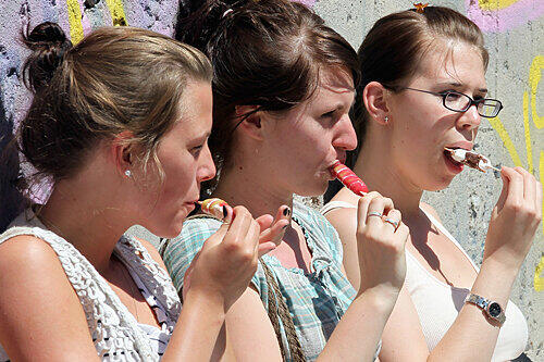 So macht der Sommer Spaß: ein kühles Eis mit Freunden.