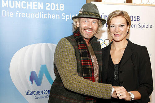 Moderator Thomas Gottschalk und die Ski-Alpin-Olympiasiegerin Maria Riesch posieren am Montag (27.09.10) in Muenchen auf einer Pressekonferenz der Bewerbungsgesellschaft Muenchen 2018