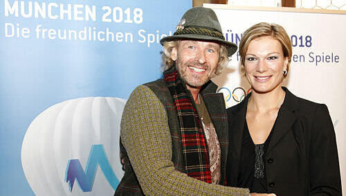Moderator Thomas Gottschalk und die Ski-Alpin-Olympiasiegerin Maria Riesch posieren am Montag (27.09.10) in Muenchen auf einer Pressekonferenz der Bewerbungsgesellschaft Muenchen 2018 Moderator Thomas Gottschalk und die Ski-Alpin-Olympiasiegerin Maria Riesch posieren am Montag (27.09.10) in Muenchen auf einer Pressekonferenz der Bewerbungsgesellschaft Muenchen 2018