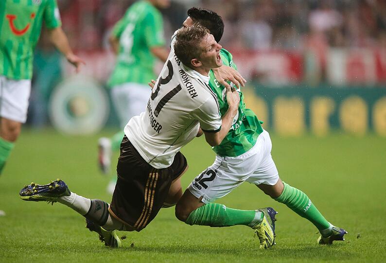 BASTIAN SCHWEINSTEIGER: NOTE 3.
Im Mittelfeld mit vielen Freiheiten. Rannte von Strafraum zu Strafraum, agierte teils als zweiter Stürmer. Aber ungewohnt viele Ballverluste.
