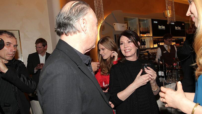 Fröhliches Wiedersehen: Iris Berben und Gabriel Lewy. Foto: Getty Images/Gisela Schober Fröhliches Wiedersehen: Iris Berben und Gabriel Lewy. Foto: Getty Images/Gisela Schober