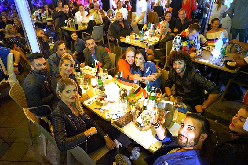 Hunderte feierten den Einzug ins Halbfinale im H'ugo's