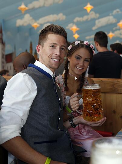 Schneidige Löwen in Lederhosen, fesche Dirndl in schicken Dirndln: Die Spieler des TSV 1860 und ihre Spielerfrauen führten am Dienstagabend im Hacker-Festzelt ihre Tracht aus.