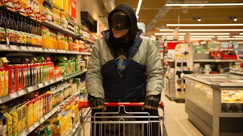 Auch Superhelden müssen mal einkaufen: Franz Rogowski in "Lux".