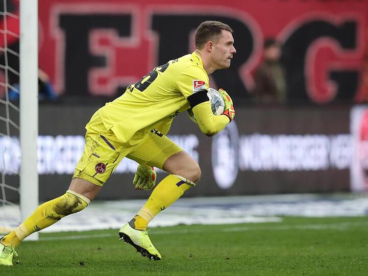 Torwart Christian Mathenia vom 1. FC Nürnberg während eines Spiels. Foto: Daniel Karmann/dpa/Archivbild