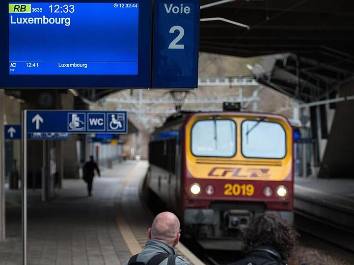 Ein Zug der Luxemburger Eisenbahn fährt in den Bahnhof Pfaffenthal-Kirchberg ein. In Luxemburg ist ab heute der öffentliche Personennahverkehr kostenlos.