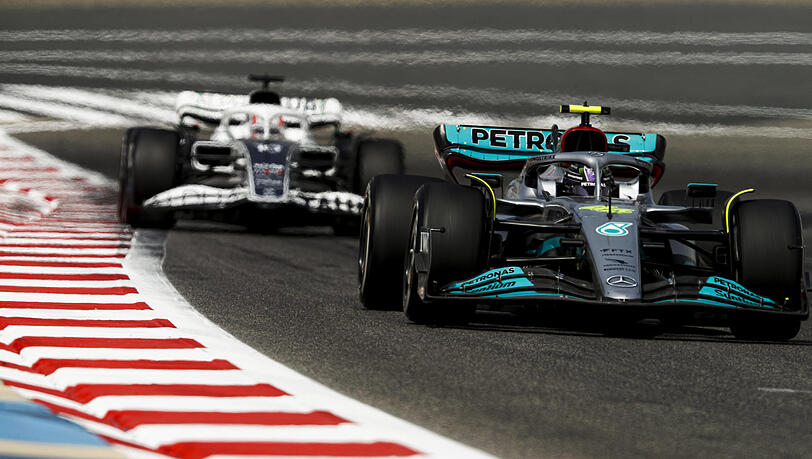 Auftakt für Lewis Hamilton (rechts): Die neue Formel-1-Saison startet. Sebastian Vettel fällt beim ersten Grand Prix in Bahrain aus.