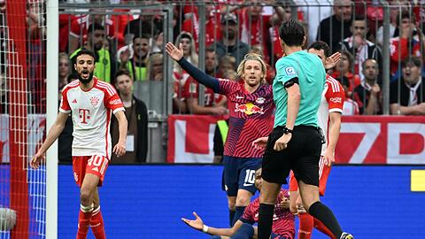 Schiedsrichter Deniz Aytekin entscheidet auf Elfmeter für Leipzig.
