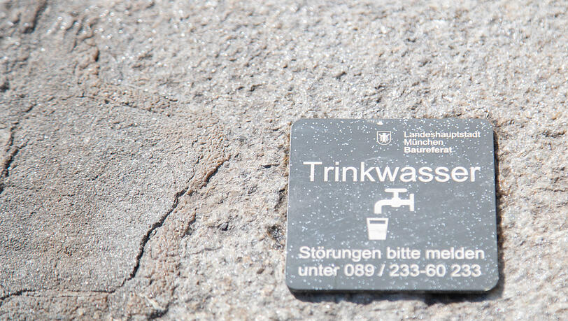 Mit diesen Plaketten macht die Stadt die Trinkbrunnen kenntlich. Mit diesen Plaketten macht die Stadt die Trinkbrunnen kenntlich.