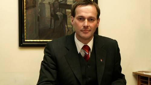 Dinkelsbühls Bürgermeister Christoph Hammer hat die Überwachnungsanlage ins Bad einbauen lassen. Dinkelsbühls Bürgermeister Christoph Hammer hat die Überwachnungsanlage ins Bad einbauen lassen.