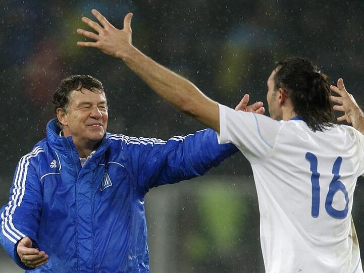 Otto Rehhagel (l) und Sotirios Kyrgiakos feiern das WM-Ticket