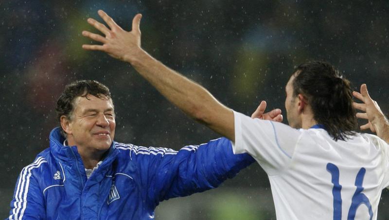 Otto Rehhagel (l) und Sotirios Kyrgiakos feiern das WM-Ticket Otto Rehhagel (l) und Sotirios Kyrgiakos feiern das WM-Ticket