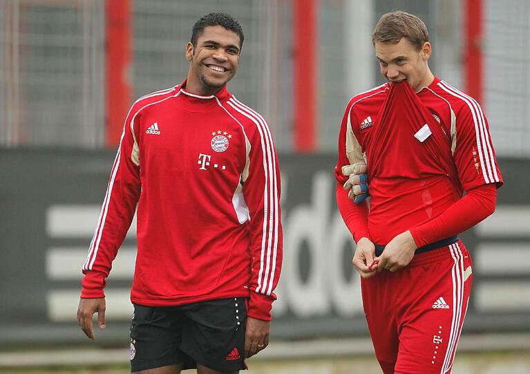 Kann wieder lachen: Breno beim Bayern-Training an der Säbener Straße mit Kollege Manuel Neuer.