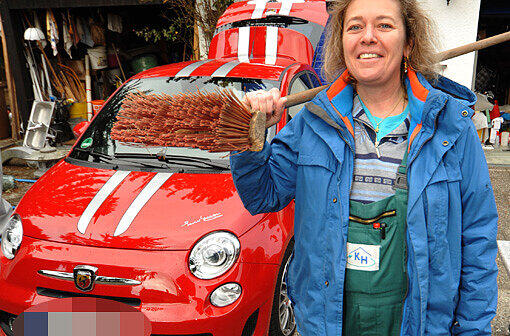 Platz ist in der kleinsten Kiste: Dagmar Kinner zeigt, was sie alles in ihrem Fiat 500 unterbringt.