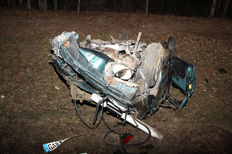 Ein BMW hat sich auf der A 95 überschlagen. Der Fahrer wurde schwer verletzt ins Krankenhaus gebracht. Am Auto entstand ein Totalschaden.